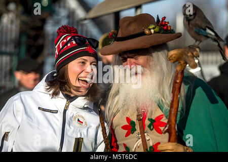 Vrchlabi, République tchèque. Feb 26, 2018. Médaillé de bronze olympique snowboarder Eva Samkova sourit durant la célébration avec les fans à Vrchlabi, République tchèque, le lundi, 26 février 2018, après le 2018 Jeux Olympiques d'hiver à Pyeongchang, Corée du Sud. Sur le côté droit est vu la figure de gardien Rubezahl (Krakonos occupe une situation). Photo : CTK/Tanecek Photo/Alamy Live News Banque D'Images