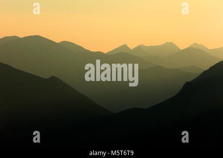 La Pologne, Tatras, Zakopane - Col Tomanowa au coucher du soleil avec les montagnes Tatra Ouest panorama en arrière-plan Banque D'Images