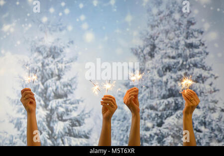 Hands holding sparkler en hiver Banque D'Images
