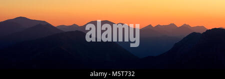 La Pologne, Tatras, Zakopane - Col Tomanowa au coucher du soleil avec les montagnes Tatra Ouest panorama en arrière-plan Banque D'Images