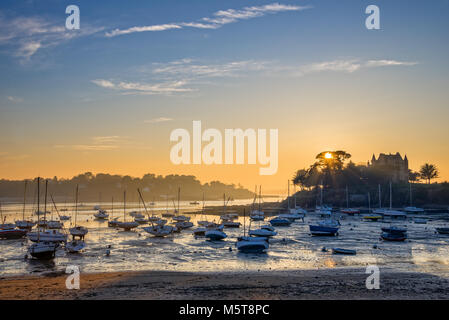 Voiliers à marée basse et le coucher du soleil sur la plage de St Briac près de St Malo, Bretagne, France Banque D'Images