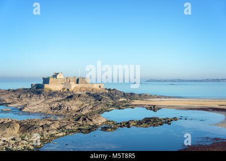 Fort National à marée basse à Saint Malo, Bretagne, France Banque D'Images