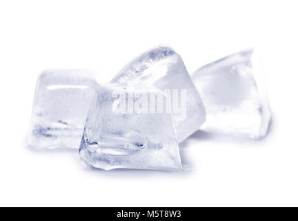 Des cubes de glace, isolé sur fond blanc. Objets isolés sur un fond blanc. Banque D'Images