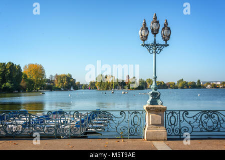 Old vintage lampe de rue sur le lac d'Enghien les Bains près de Paris, France Banque D'Images