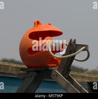 Les bouées en plastique art grenouille installation à l'île de Naoshima, au Japon. Banque D'Images