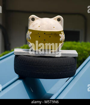 Les bouées en plastique art grenouille installation à l'île de Naoshima, au Japon. Banque D'Images