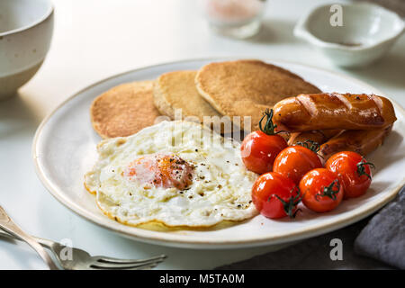 L'avoine banane crêpes avec saucisses, œufs frits et tomates cerises Banque D'Images