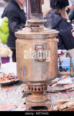 Samovar Russe pour le thé, le bois, l'alimentation de rue Banque D'Images