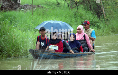 Traversée des inondations en Baleendah résidents, Bandung, Java ouest, Bandung, en Asie du sud-est, d'Asie, Sabtu (24/2/2018). L'inondation se produit parce que le fleuve Citarum Banque D'Images