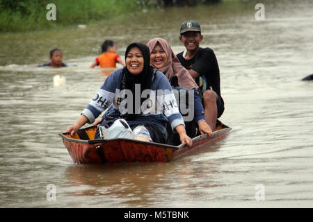 Traversée des inondations en Baleendah résidents, Bandung, Java ouest, Bandung, en Asie du sud-est, d'Asie, Sabtu (24/2/2018). L'inondation se produit parce que le fleuve Citarum Banque D'Images