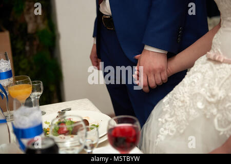 Bride and Groom holding hands up Banque D'Images