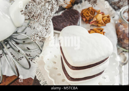 Sweet cookies dans la forme des coeurs de pâte d'épices et de chocolat blanc une glaçure. Les cookies traditionnels. Selective focus Banque D'Images