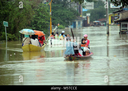 Traversée des inondations en Baleendah résidents, Bandung, Java ouest, Bandung, en Asie du sud-est, d'Asie, Sabtu (24/2/2018). L'inondation se produit parce que le fleuve Citarum Banque D'Images