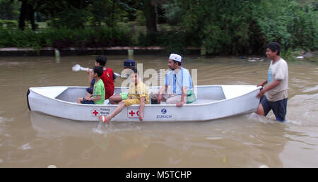 Traversée des inondations en Baleendah résidents, Bandung, Java ouest, Bandung, en Asie du sud-est, d'Asie, Sabtu (24/2/2018). L'inondation se produit parce que le fleuve Citarum Banque D'Images