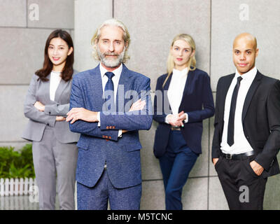 Portrait d'une équipe de l'entreprise multinationale et multiethnique, les gens d'affaires. Banque D'Images