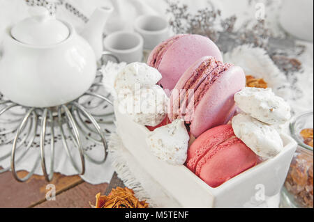 Des petits macarons amande close up. Focus sélectif. Banque D'Images