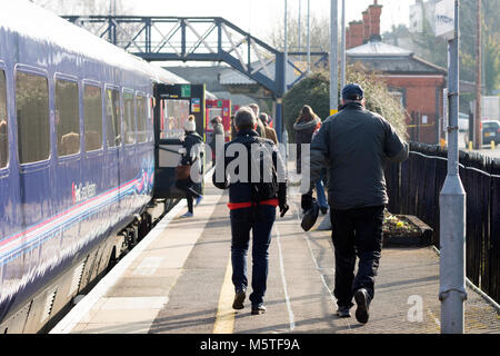 Passagers et de train à la gare d''Evesham, Worcestershire, Angleterre, RU Banque D'Images