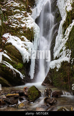 Cascades de glace en hiver dans les Ardennes en Belgique. Banque D'Images