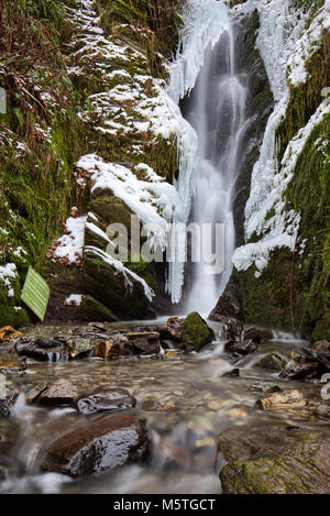 Cascades de glace en hiver dans les Ardennes en Belgique. Banque D'Images