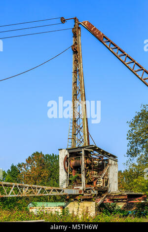 Une très vieille grue mécanique désaffecté, rouillé. Banque D'Images