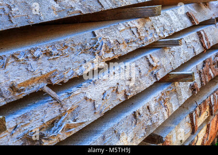 Des piles de bois d'assaisonnement dans le soleil prêt à l'utilisation dans des bâtiments historiques et des projets. Banque D'Images