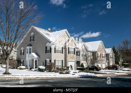 Maison de l'Amérique suburbaine après une récente chute de neige. Banque D'Images