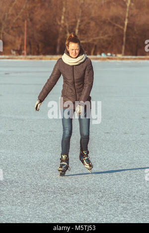 Très jolie jeune femme patinage sur le lac Balaton en Hongrie en hiver Banque D'Images