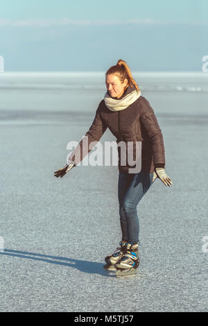 Très jolie jeune femme patinage sur le lac Balaton en Hongrie en hiver Banque D'Images