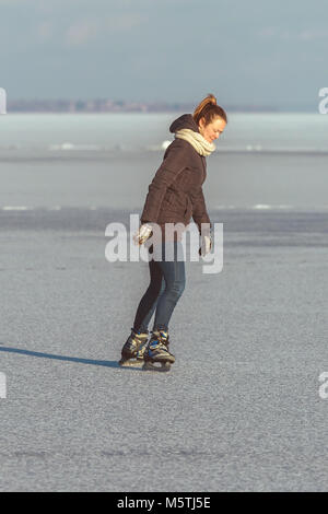 Très jolie jeune femme patinage sur le lac Balaton en Hongrie en hiver Banque D'Images