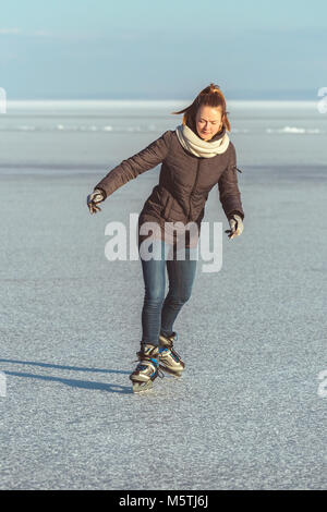 Très jolie jeune femme patinage sur le lac Balaton en Hongrie en hiver Banque D'Images