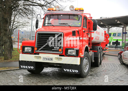 SALO, FINLANDE - le 12 avril 2015 : Volvo N12 année 1988 camion citerne utilisée pour le lavage industriel des services. Le réservoir d'eau a une capacité de 15000 litres. Banque D'Images