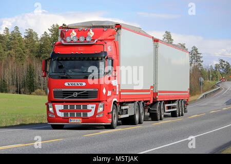 KAARINA, FINLANDE - 2 mai 2014 : Volvo FH Rouge camion remorque complète sur l'autoroute 40. La Volvo I-Voir peut économiser jusqu'à 5  % de carburant pendant un cycle de conduite. Banque D'Images