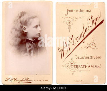 Constance (Connie) Jupp, né en 1877, décédé en 1935. Portrait studio formelle faite dans une carte de visite (des deux côtés), par Douglas Pym de Streatham, Londres, Angleterre, vers 1891 Banque D'Images