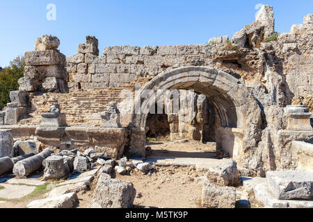 Grande baignoire dans les ruines de la ville antique de Pergé en Turquie Antalya. Banque D'Images