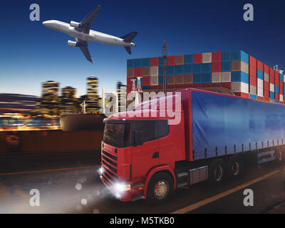 Camion rapide sur la livraison dans la nuit avec un avion cargo et en arrière-plan. Le Rendu 3D Banque D'Images