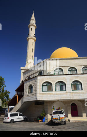 Belle grande mosquée de Kfar Tavor - ville arabe au mont Thabor (Har Tavor). Israël. Banque D'Images