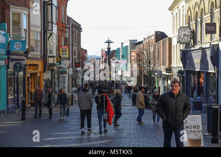 Regardant vers le bas de la rue Peascod à Windsor par une froide journée de février. Banque D'Images