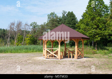 Gazebo en bois à l'extérieur dans le contexte des forêts Banque D'Images