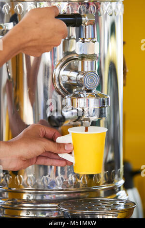 Close up Barista en utilisant l'ancienne machine à expresso avec tasse jaune Banque D'Images