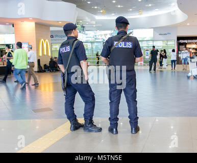 La MALAISIE, Penang, NOV 14 2017, une patrouille de police armés gardée dans le hall de l'aérogare. Banque D'Images