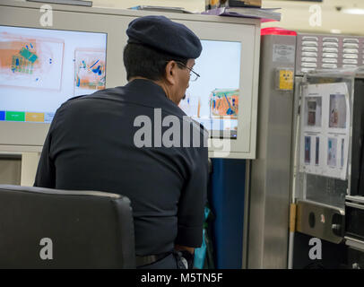 La MALAISIE, Penang, Nov 14, 2017 Contrôle de bagages à l'aéroport. Un policier regarde un moniteur scanner des bagages. Banque D'Images