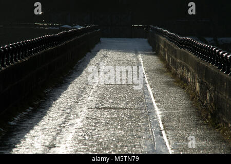 La glace sur Lambley viaduc, le Sentier South Tyne, Northumberland / Cumberland Banque D'Images