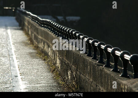 La glace sur Lambley viaduc, le Sentier South Tyne, Northumberland / Cumberland Banque D'Images