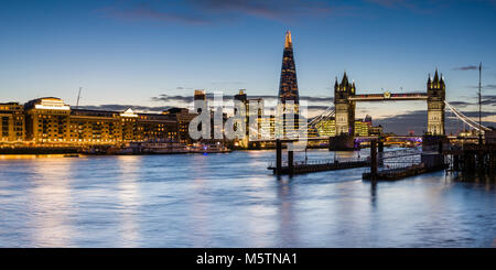 Vue panoramique sur les toits de Londres au crépuscule, avec le Tower Bridge, l'Écharde de Butlers Wharf et la Tamise Banque D'Images