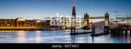 Vue panoramique sur les toits de Londres au crépuscule, avec le Tower Bridge, l'Écharde de Butlers Wharf et la Tamise Banque D'Images