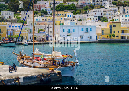 Un yacht ancré à la ville de Lakki, Leros, Dodécanèse, Grèce Banque D'Images