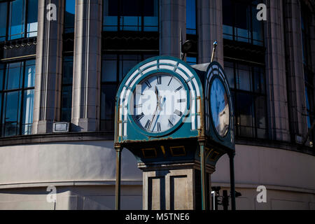 L'horloge de la rue sur un poteau. Pôle métal rare avec une horloge. Banque D'Images