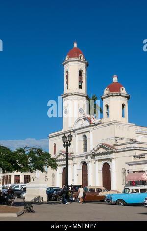 Voitures anciennes à Jose Marti Park, la place principale de Cienfuegos, en face de la Purisima Concepcion cathédrale. Cienfuegos, Cuba. Banque D'Images