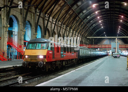 Une locomotive électrique de classe 90 nombre 90019 'Penny Black' attend de partir London Kings Cross un train postal le 22 octobre 1992. Banque D'Images