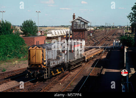 Un certain nombre de locomotives de manœuvre de la classe 08 08540 travaille une courte distance en train de wagon à la jonction de l'Est Mars le 13 août 1993. Banque D'Images